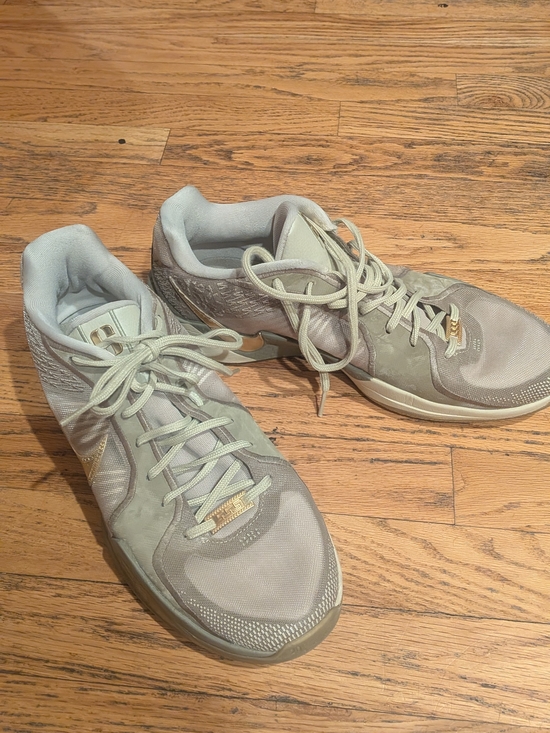 Nike SABRINA 2 STRONGER THAN GOLD BASKETBALL SHOES WOMENS 12 RATTAN GOLD COLOR - Picture 2 of 4